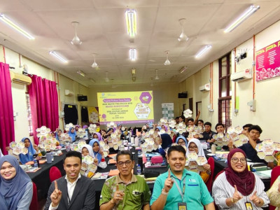 Profesor Turun Padang: Add Maths Tri-Focus SPM (Math Honeycomb) at SMK Sultan Ahmad, Pekan by PSM
